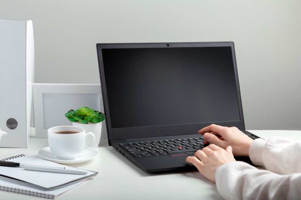 Laptop Lenovo E15 G2 z serii ThinkPad wyróżnia surowa i smukła sylwetka